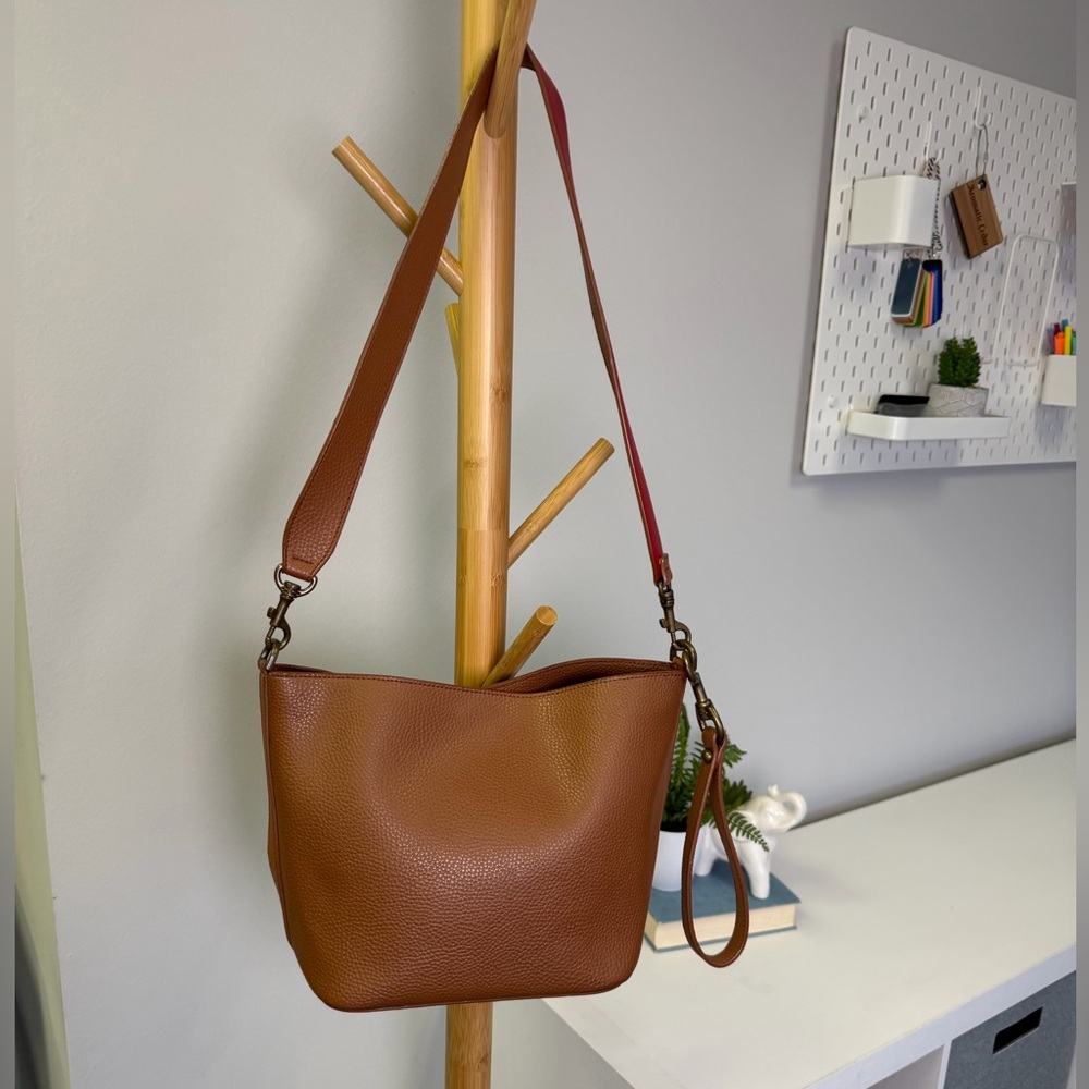 Angela Roi ANGELOU MINI BUCKET BROWN/RED vegan Leather Bag - Picture 6 of 8